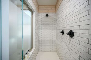 Shower, hair dryer, towels - Stardust Hollow-families-pool table-outdoor luxury (Broken Bow)