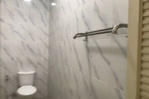 Deluxe Double Room | Bathroom | Shower, free toiletries, towels, soap - Hotel O Griya Mbah Rono (Yogyakarta)