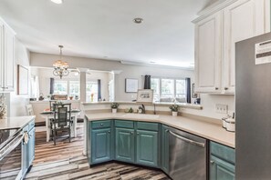 Fridge, microwave, oven, stovetop - Arcade Kid Friendly Firepit Grill HotTub (Winston-Salem)