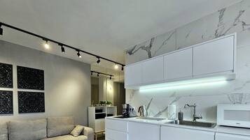 Refrigerador, microondas, placa de cocina, lavavajillas