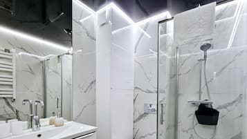 Comfort-Apartment, Balkon | Badezimmer | Dusche, Haartrockner, Handtücher, Toilettenpapier