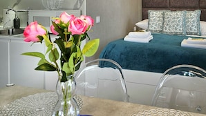 Une chambre d’hôtel comprenant un lit, une salle de bain et un coin repas.