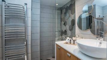 Luxury Apartment, City View | Bathroom | Shower, rainfall showerhead, free toiletries, hair dryer