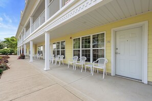 Property grounds - Sleeps 4! Hotel Room on Kelleys Island (Kelleys Island)