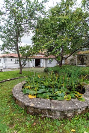 Property grounds - Luxurious Cottage with Walled Garden in Bathford (Bathford)