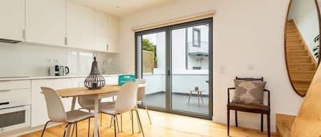 Microondas, lavavajillas, cafetera o tetera y utensilios de cocina