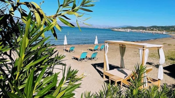 A beachside seating area with lounge chairs and umbrellas, overlooking the sea. - Fior Di Roda - Accessible facilities (Roda)