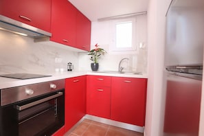 Réfrigérateur, four, plaque de cuisson, cafetière/bouilloire