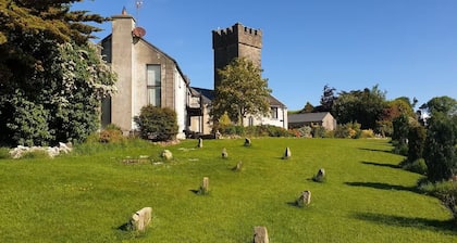 Remodelled historical house w/ 17th century tower. Pet friendly. Boardgames!