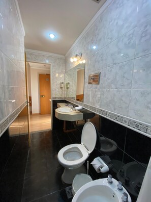 Basic Quadruple Room, City View | Bathroom | Shower, towels, soap, shampoo - HOTEL PALERMO BUENOS AIRES (Buenos Aires)