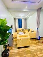 Apartamento luxo, sacada, vista para a montanha | Cofres nos quartos, escrivaninha, quartos à prova de som