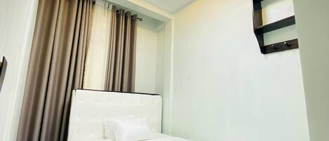 Safe på rommet, skrivebord, strykejern/-brett og wi-fi (inkludert)