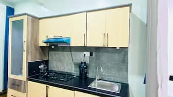 Deluxe Apartment, Balcony, Mountain View | Private kitchen
