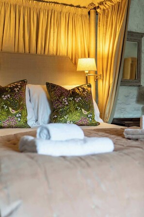 1 bedroom, iron/ironing board, travel cot, WiFi - Countryside Barn Conversion Retreat (Bath)