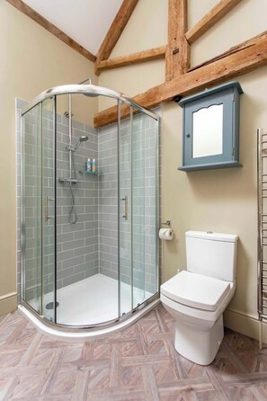 Shower, hair dryer, towels, shampoo - Countryside Barn Conversion Retreat (Bath)