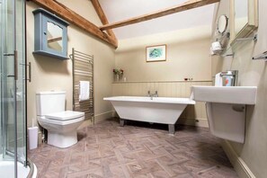 Shower, hair dryer, towels - Peaceful Country Idyll (Bath)