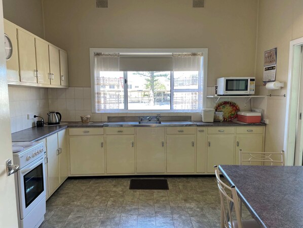 Fridge, microwave, stovetop, toaster - Sea Mist, 7 Strangways Tce, Port Elliot (Port Elliot)