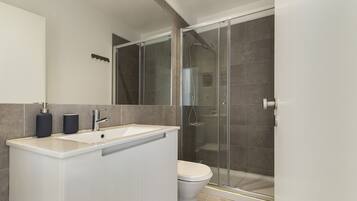 Chuveiro, toalhas de banho