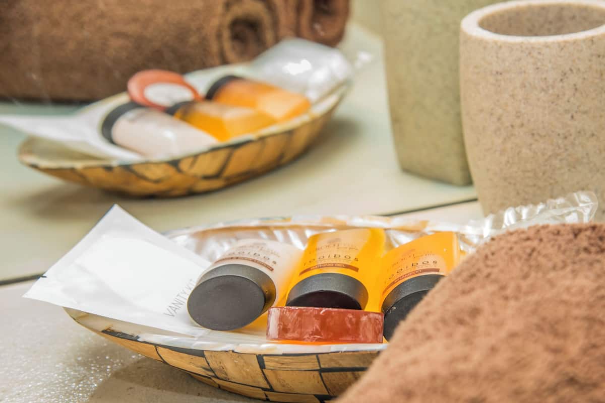 Suihkun ja ammeen yhdistelmä, ilmaiset hygieniatuotteet, hiustenkuivaaja