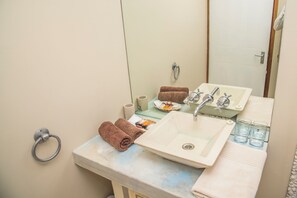 Classic Double Room, 1 King Bed, Garden View, Garden Area | Bathroom