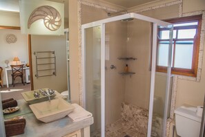 Chambre classique double, 1 très grand lit, vue sur le jardin, côté jardin | Literie de qualité, coffre-fort, ameublement unique, bureau