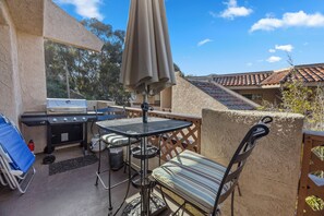 Outdoor dining - C53: Bahia Vista Stylish Condo, A/C, Newly Remodeled, King Bed, WIFI,  and BBQ (Avalon)