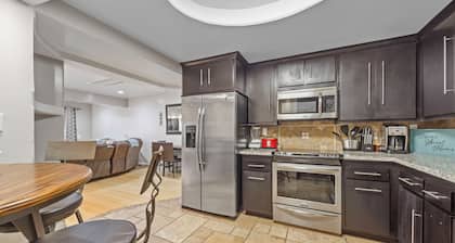 C53: Bahia Vista Stylish Condo, A/C, Newly Remodeled, King Bed, WIFI, and BBQ
