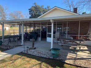 Outdoor dining - Charming 2-bedroom, 2.5 bathroom house in gorgeous Ventress, LA. (Ventress)