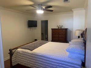 2 bedrooms, iron/ironing board, WiFi, bed sheets - Charming 2-bedroom, 2.5 bathroom house in gorgeous Ventress, LA. (Ventress)