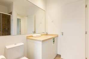 Chuveiro, toalhas de banho