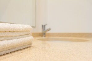 Een douche, handdoeken