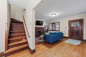 TV, offices - Tibet Twins Suites – For 12! (Columbus)