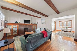 TV, offices - Tibet Twins Suites – For 12! (Columbus)