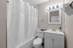 Douche, sĂšche-cheveux, serviettes fournies