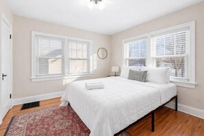 3 Schlafzimmer, Schreibtisch, Bügeleisen/Bügelbrett, WLAN