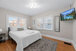 3 bedrooms, desk, iron/ironing board, WiFi - Tibet Twins 2 – Retreat for 6 (Columbus)