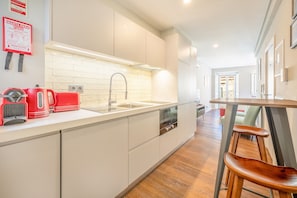 Mikrovågsugn, kaffe- och tebryggare och grytor/köksredskap