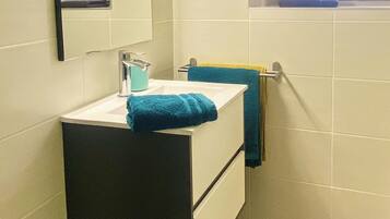 Een douche, handdoeken, toiletpapier