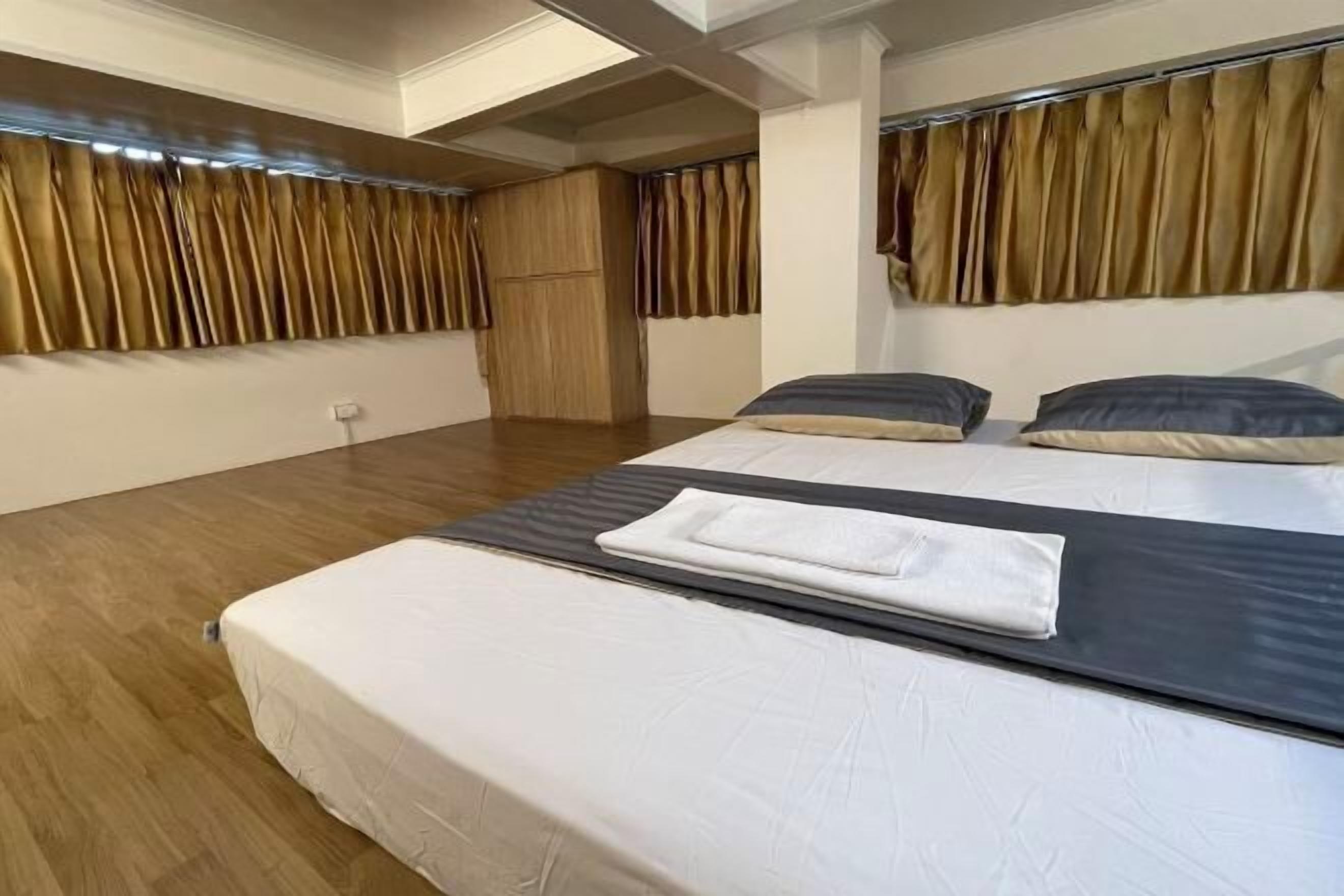 Minibar, skrivebord, skrivebord for bærbar PC og lydisolert