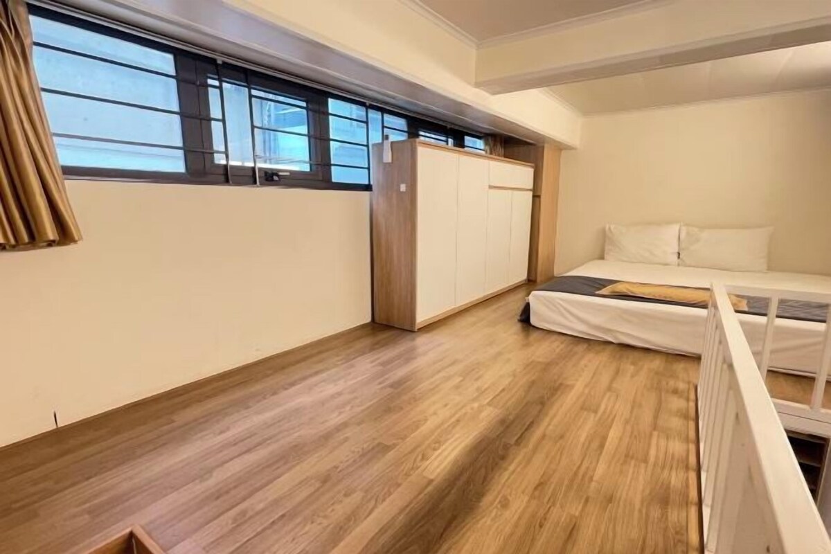 Una habitación con cama, armario y ventana.