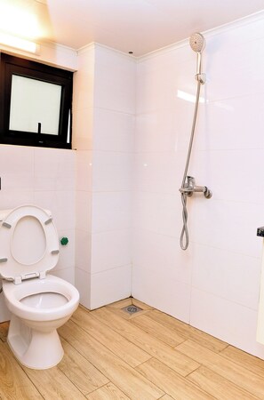Shower, hair dryer, slippers, towels - Era Apartment Nguyen Trai (Hanoi)