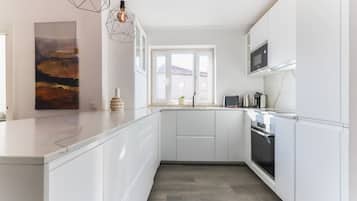 Micro-ondas, fogão, lava-louças, cafeteira/chaleira