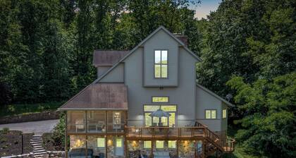 Sleeps 19+ with Hot tub, Game Room & Swing Set