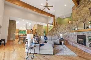 Älytelevisio, takka, pöytätennispöytä