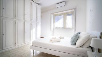 1 Schlafzimmer, Schreibtisch, Bügeleisen/Bügelbrett, Reisekinderbett