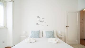 1 chambre, bureau, fer et planche à repasser, lit parapluie