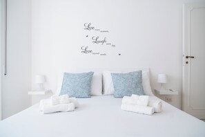 1 Schlafzimmer, Schreibtisch, Bügeleisen/Bügelbrett, Reisekinderbett