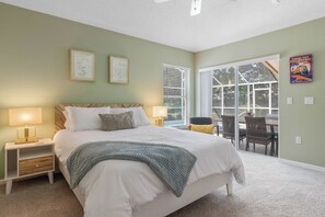 3 habitaciones, escritorio y tabla de planchar con plancha