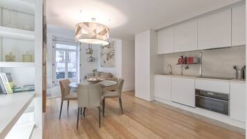 Microwave, dishwasher, coffee/tea maker, cookware/dishes/utensils