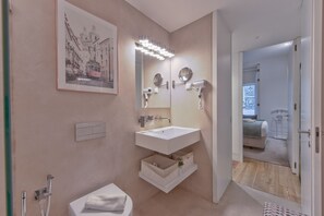 Een douche, handdoeken